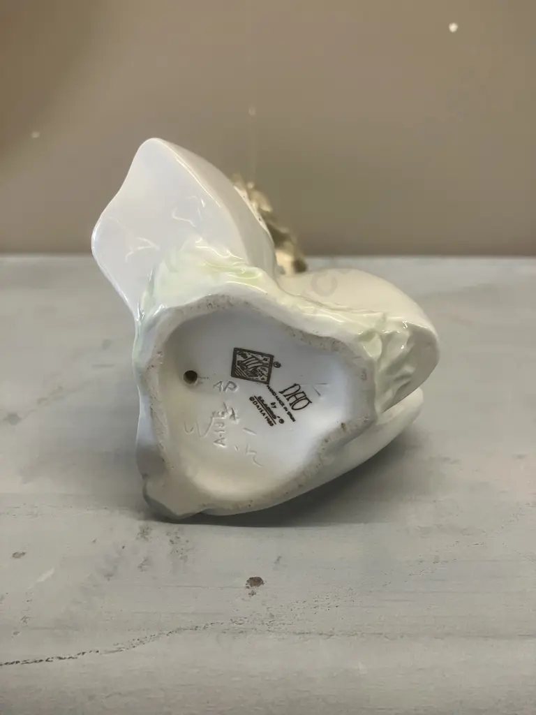 Nao by Lladro "Windy Afternoon" Porcelain Figurine, 1988 H19cm Image 1++