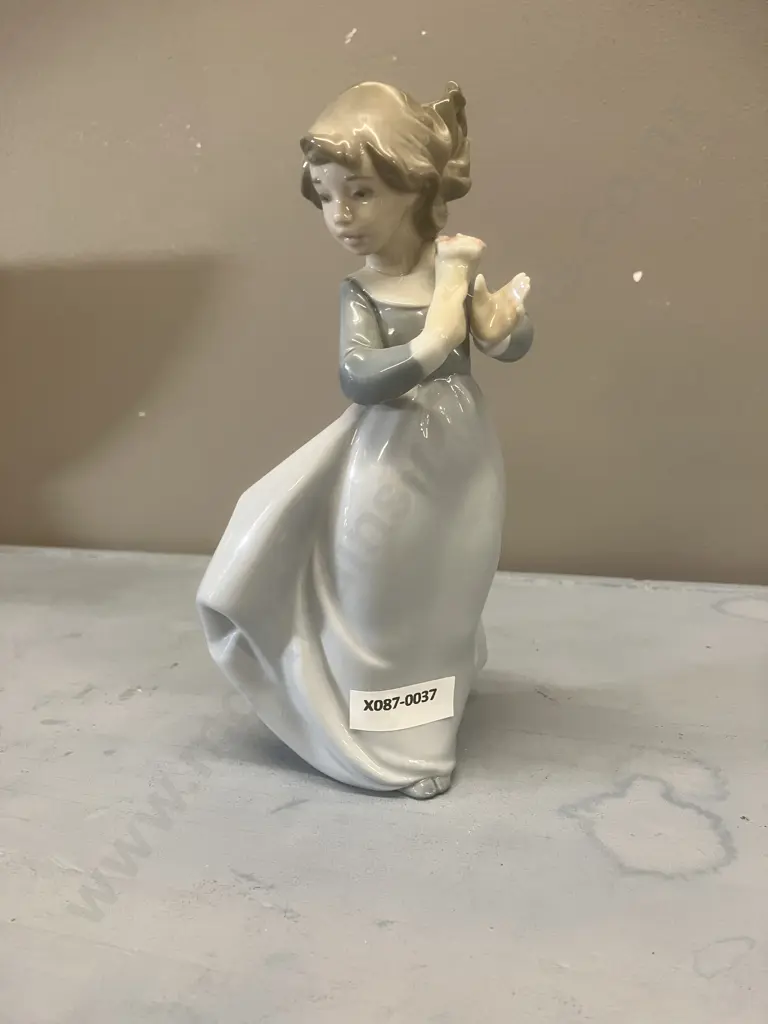 Nao by Lladro "Windy Afternoon" Porcelain Figurine, 1988 H19cm Image 1++