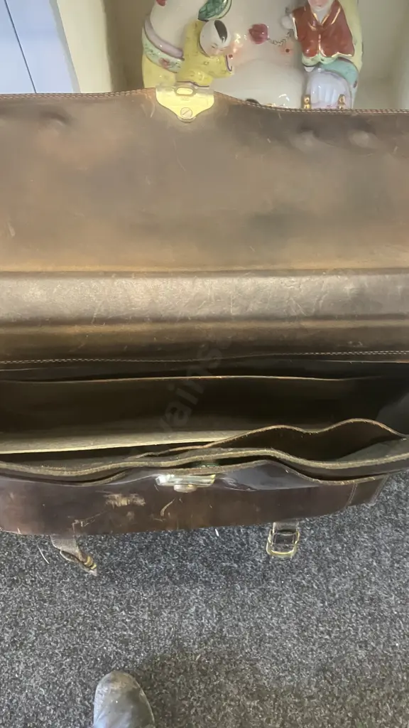 Vintage Last Footwear Company New Zealand Made Leather Satchel With Key. 26 x 41cm Image 1++