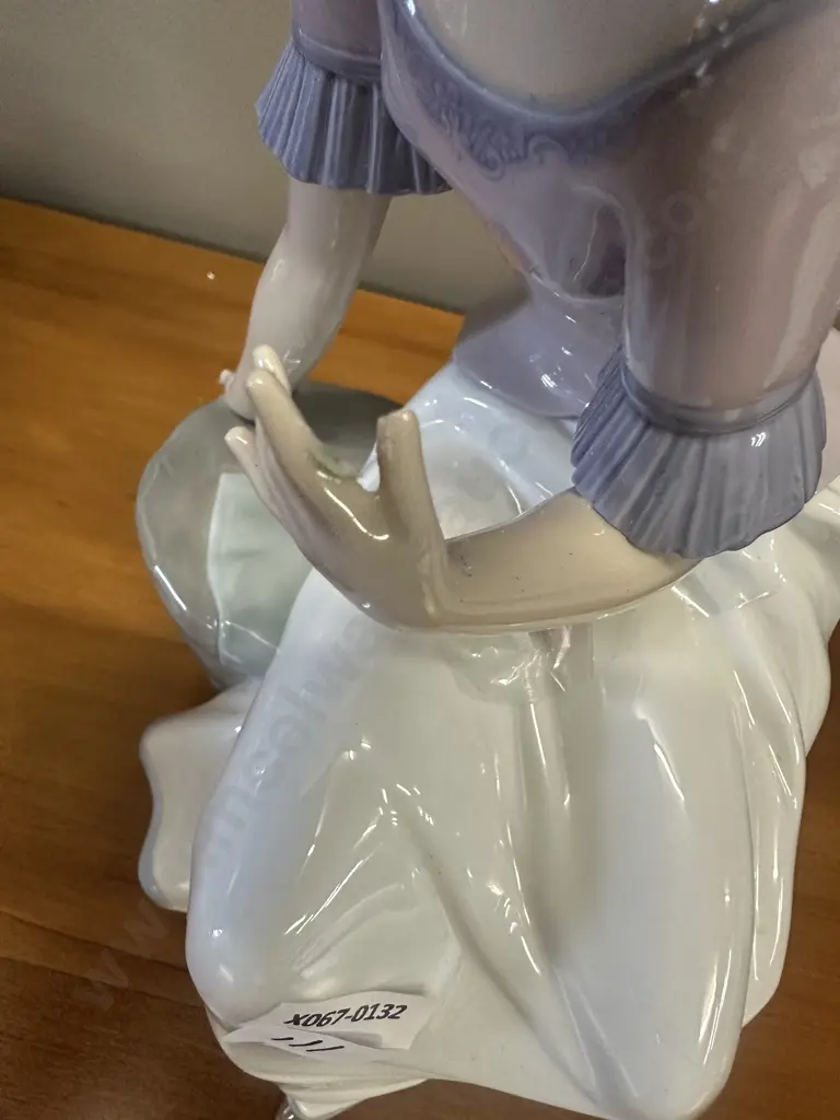 Nao Figurine Spring Reflections Damage to Flower  Image 1++