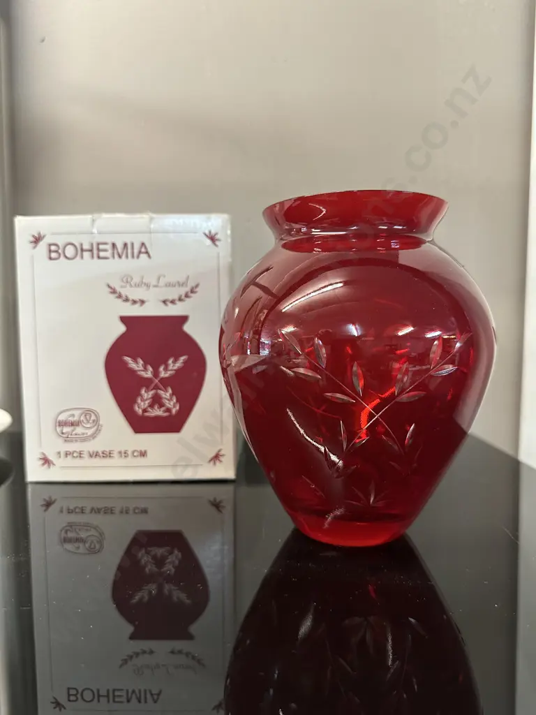 Bohemia Ruby Laurel Vase H15cm. Image 1++