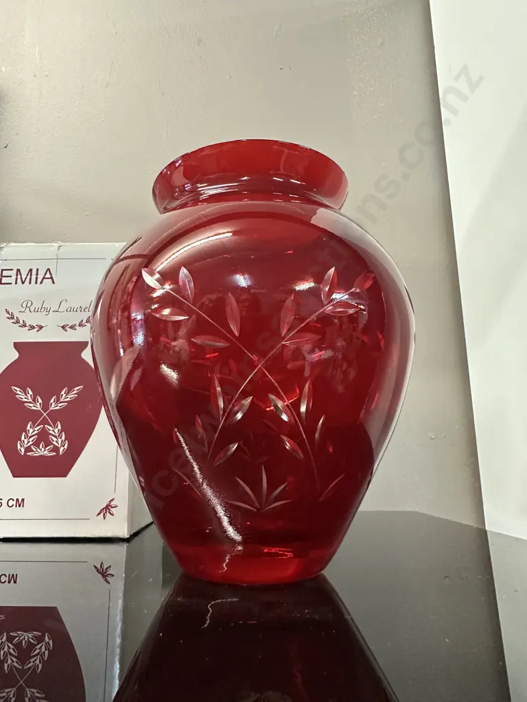 Bohemia Ruby Laurel Vase H15cm. Image 1++