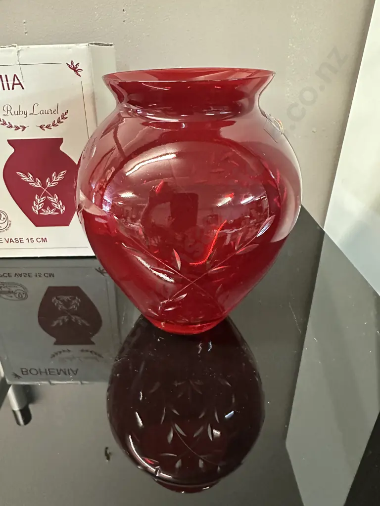 Bohemia Ruby Laurel Vase H15cm. Image 1++
