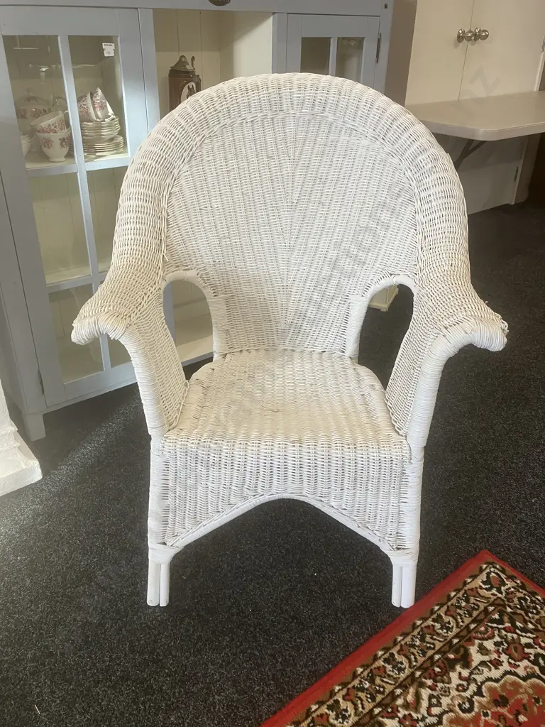 White Wicker Chair Image 1++