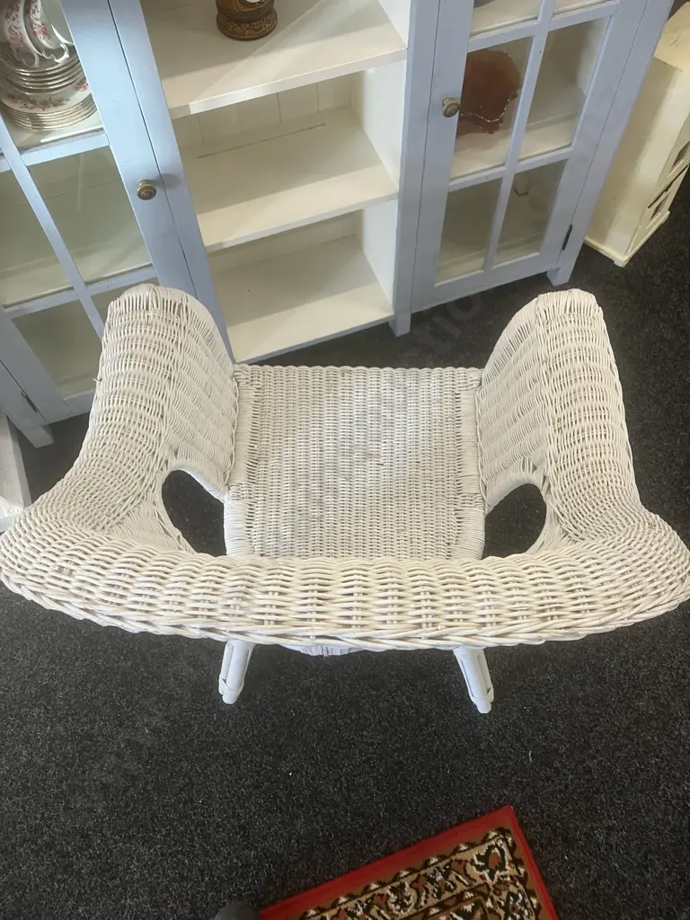 White Wicker Chair Image 1++