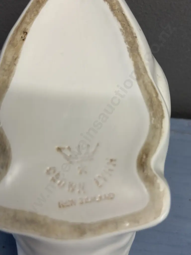 Miniature Circia 1950s Crown Lynn Swan Vase Pattern # 154 Image 1++