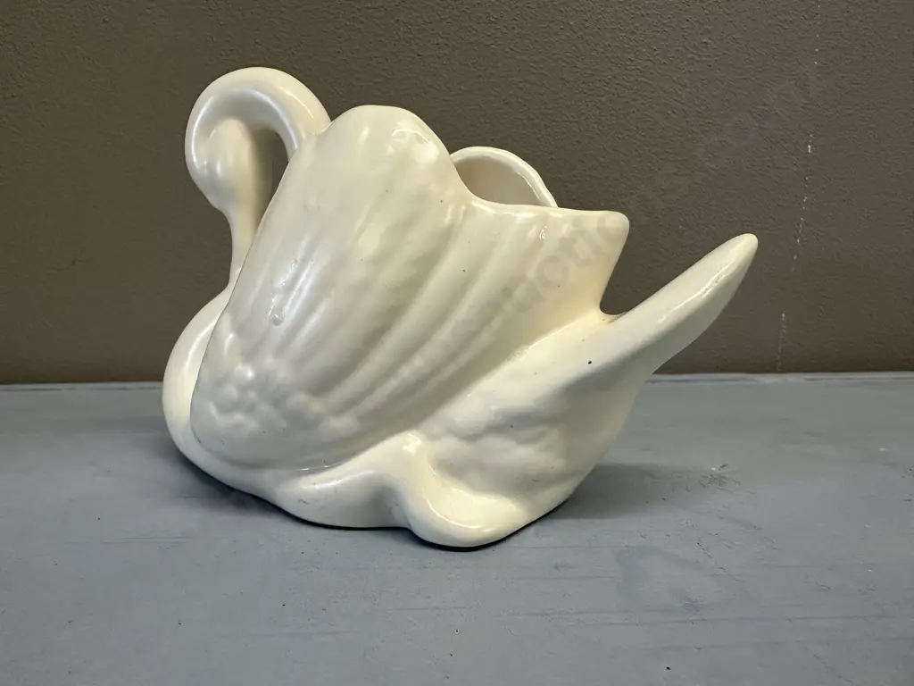 Miniature Circia 1950s Crown Lynn Swan Vase Pattern # 154 Image 1++