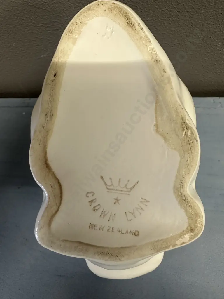 Miniature Circia 1950s Crown Lynn Swan Vase Pattern # 154 Image 1++