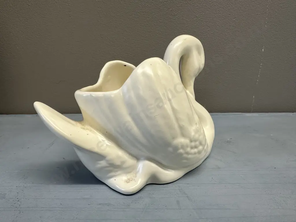 Miniature Circia 1950s Crown Lynn Swan Vase Pattern # 154 Image 1++