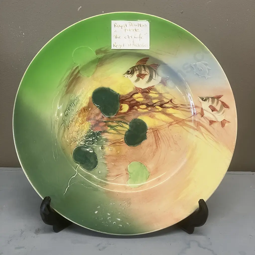 Lovely Royal Doulton Cabinet Plate Fish Series 'The Old Wife' Plate D5966 c1940 Image 1++