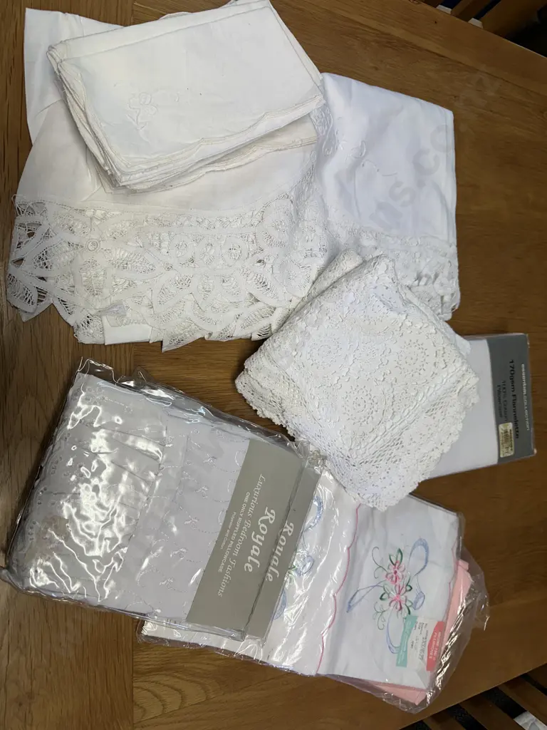 Assorted Vintage Linen Including Ruffled Pillow Cases, Table Cloth, Napkins Etc Image 1++