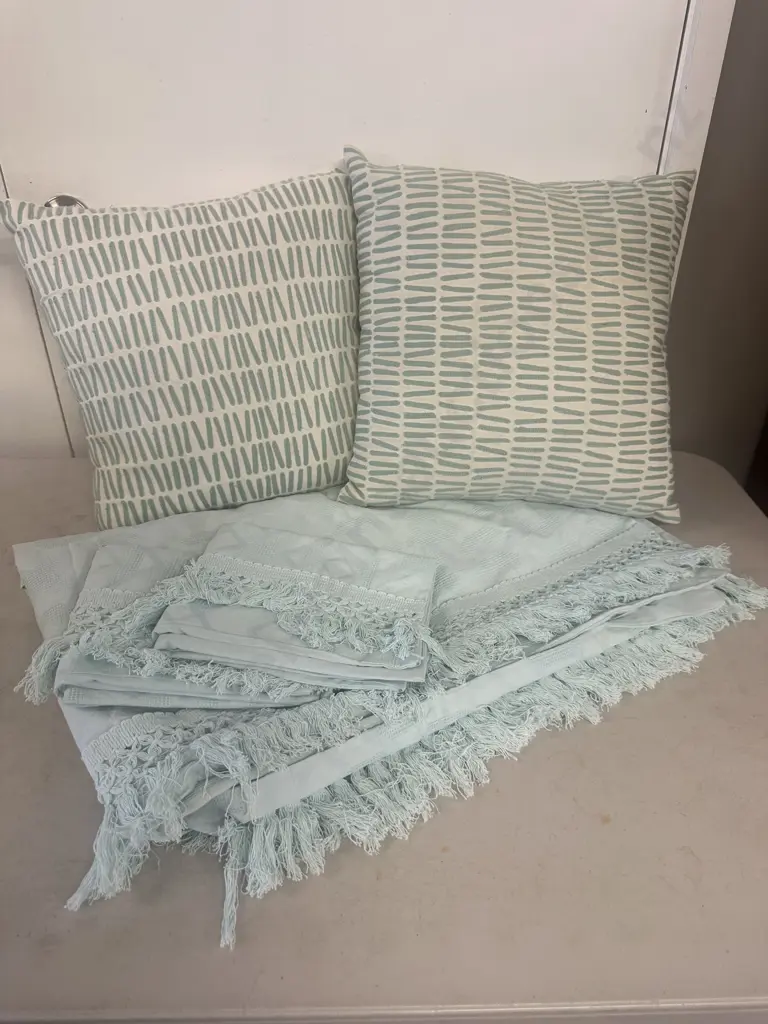 Turquoise & Cream Tones Queen Size Yn&g Duvet Cover, Pillow Cases & Designer Tilly At Home Cushions x2 Image 1++