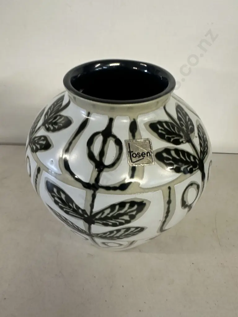 Tosen Ceramic Vase Black & White Leaf Pattern Design Image 1++