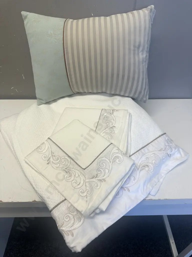 Queen Size Cream/Mocha Duvet Cover Pillow Cases x2 & Lavish Designer Rectangular Cushion Image 1++