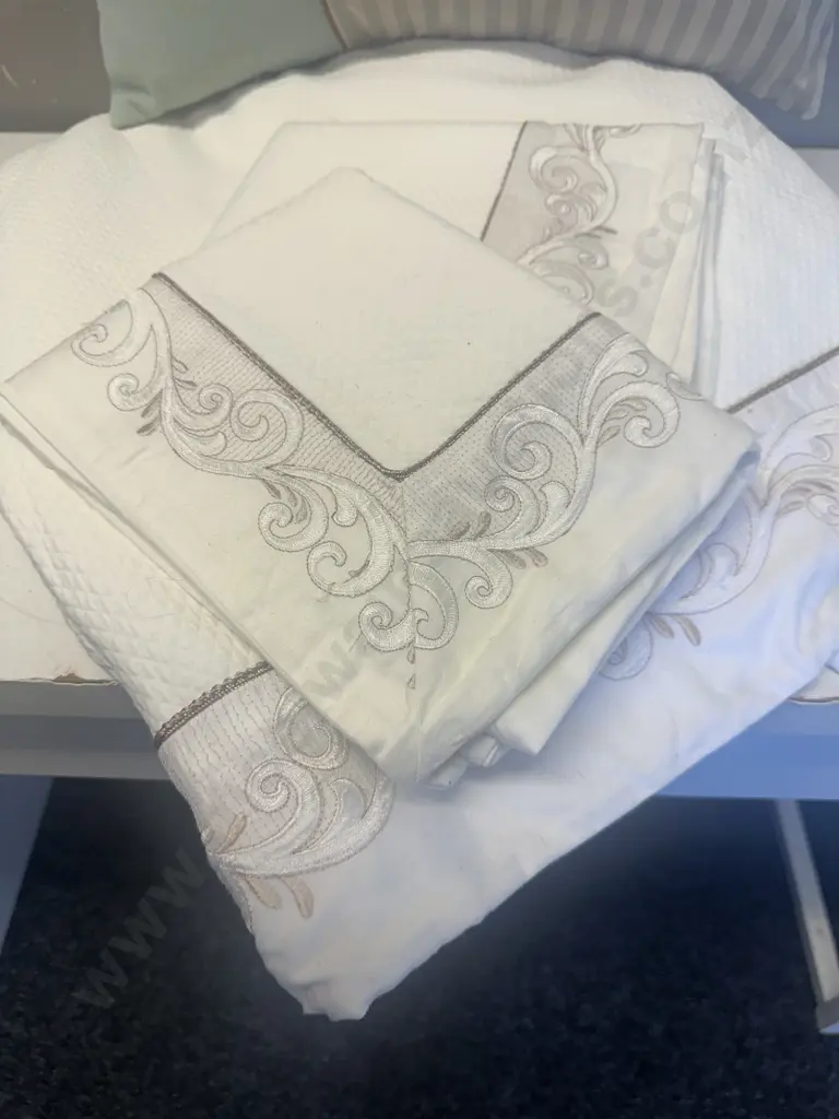 Queen Size Cream/Mocha Duvet Cover Pillow Cases x2 & Lavish Designer Rectangular Cushion Image 1++