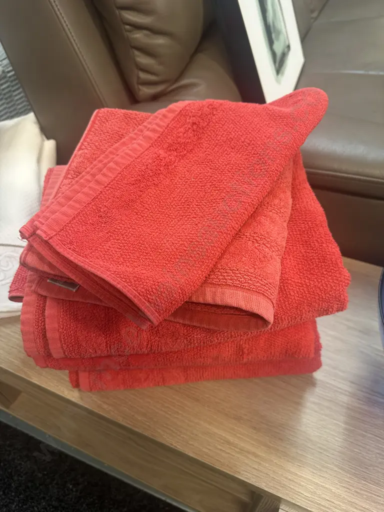 Amante Red Bath Towels x4, Bath Mat x1,Face Cloths x2 Image 1++