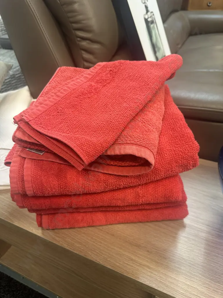 Amante Red Bath Towels x4, Bath Mat x1,Face Cloths x2 Image 1++