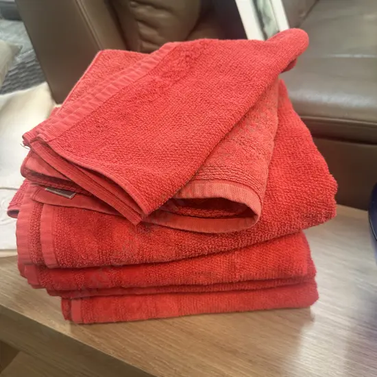 Amante Red Bath Towels x4, Bath Mat x1,Face Cloths x2