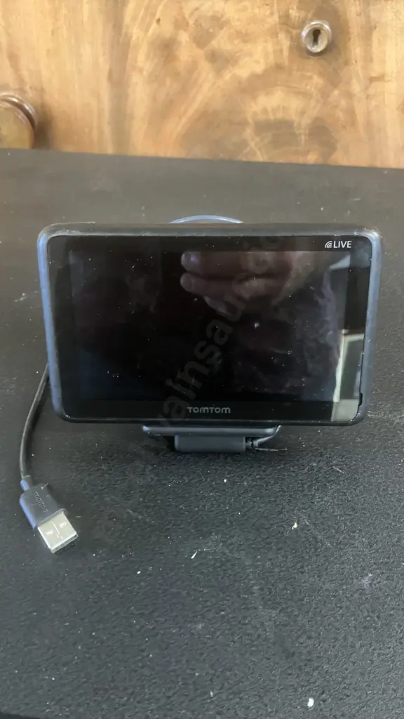 TomTom GO Model 4CQ02 With Windscreen Mount Image 1++