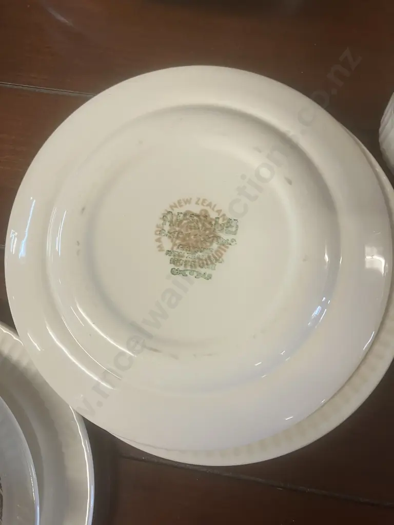 Crown Lynn Tradition Trios x 6 With a Crest D71500 Salad Bowl Image 1++
