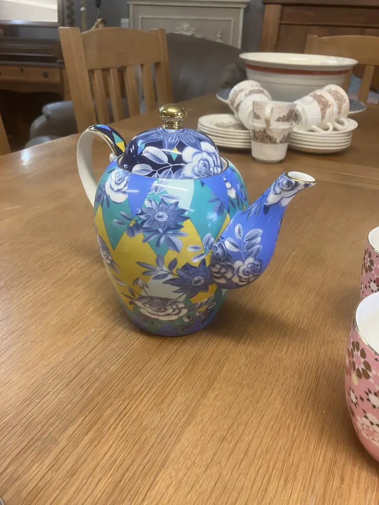 T2 Tea Teapot With 2 Matching Cups & Saucers With 2 Pink T2 Mugs Image 1++