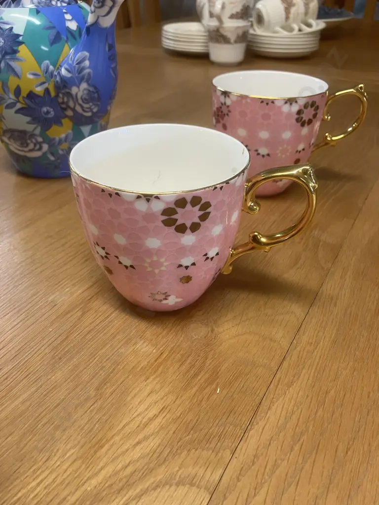 T2 Tea Teapot With 2 Matching Cups & Saucers With 2 Pink T2 Mugs Image 1++
