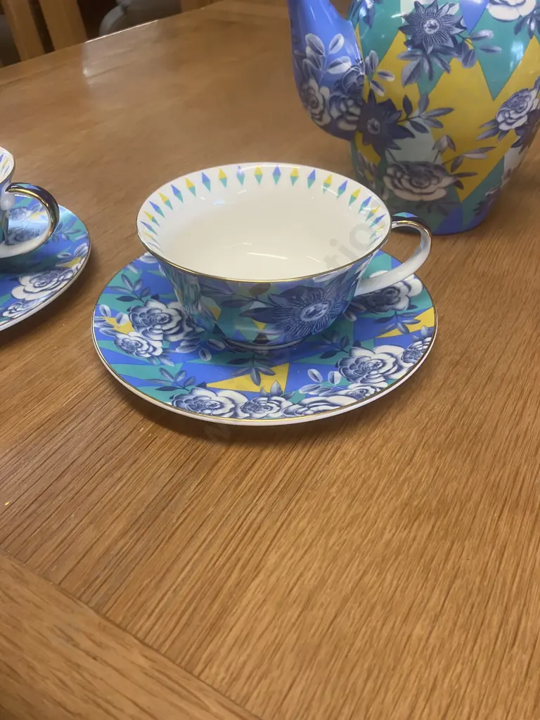 T2 Tea Teapot With 2 Matching Cups & Saucers With 2 Pink T2 Mugs Image 1++