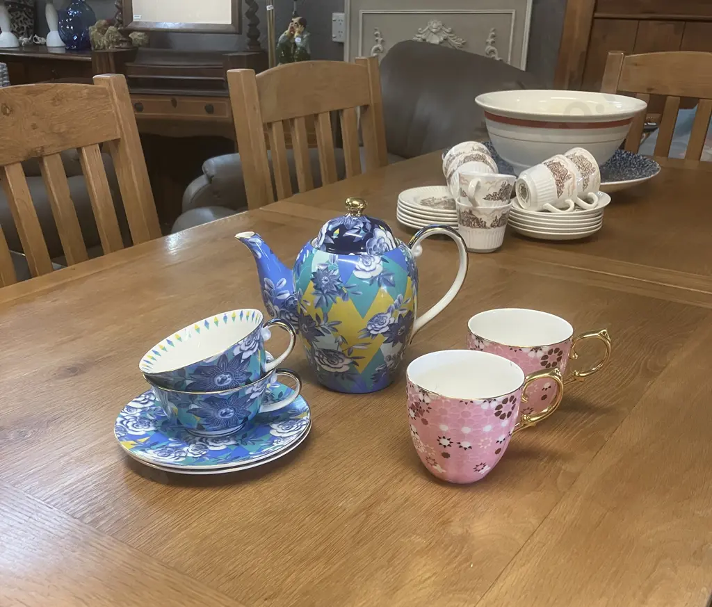 T2 Tea Teapot With 2 Matching Cups & Saucers With 2 Pink T2 Mugs Image 1++