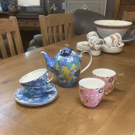 T2 Tea Teapot With 2 Matching Cups & Saucers With 2 Pink T2 Mugs