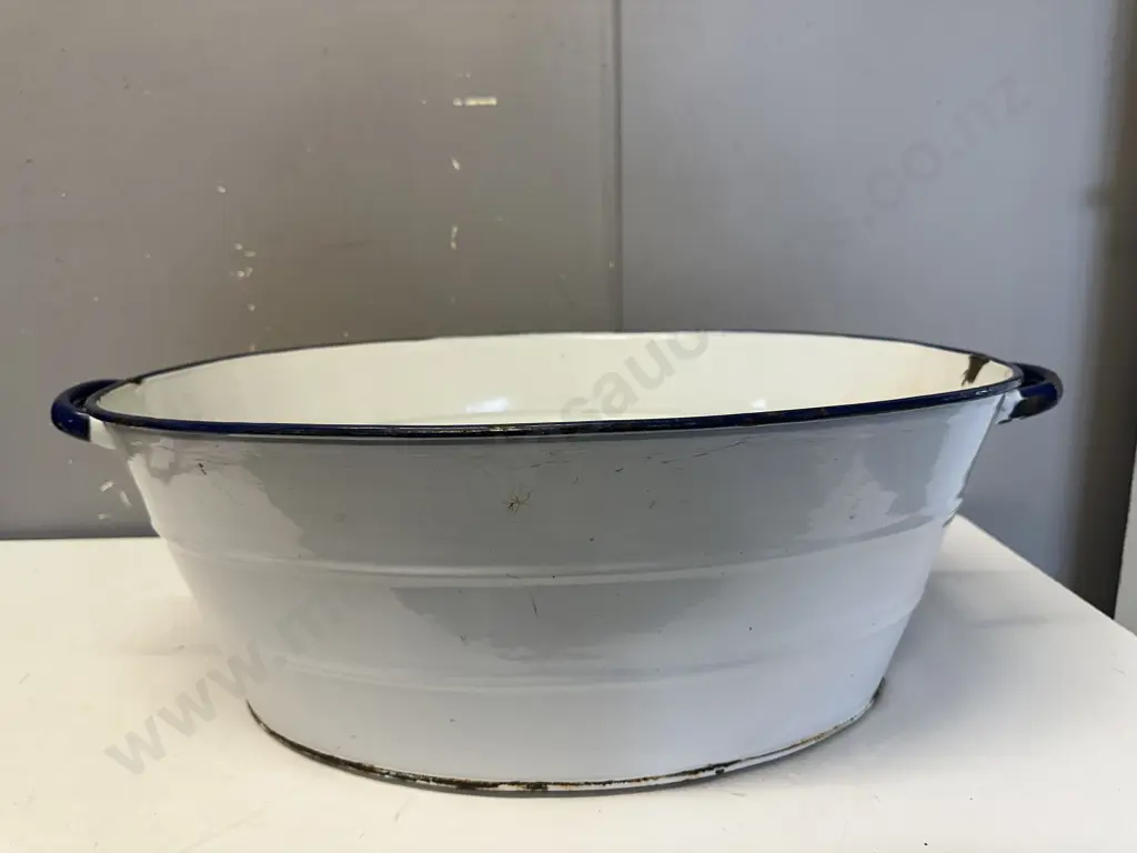 Vintage Enamel Wash Tub Double Handled, Blue Rim & Handles. Image 1++