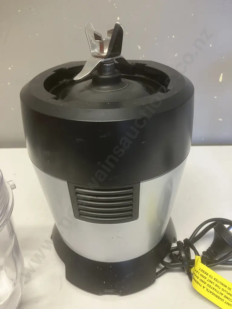 Ninja 1000 Watt Auto iQ Technology With Containers & Lids Image 1++