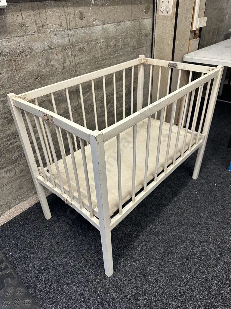 Vintage Cream Fold-Up Babies/Doll Cot Image 1++