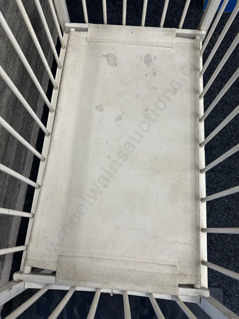 Vintage Cream Fold-Up Babies/Doll Cot Image 1++