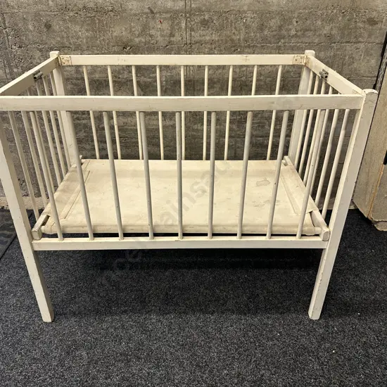 Vintage Cream Fold-Up Babies/Doll Cot