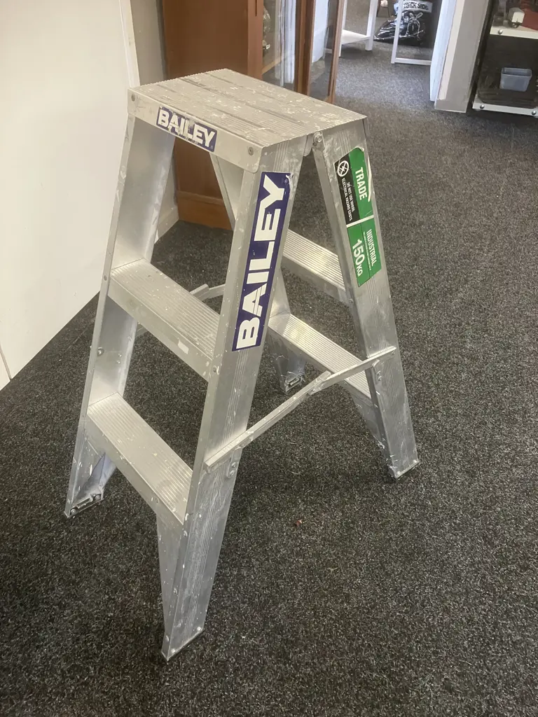 Bailey Industrial Step Ladder - Dble Sided 3, 150Kg, 0.9m, Riveted Image 1++