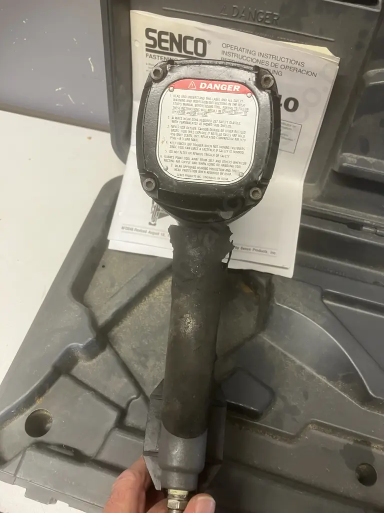 SENCO SFN40 15 Gauge Angled Finish Nailer, Air Operated In Case With Manual Image 1++