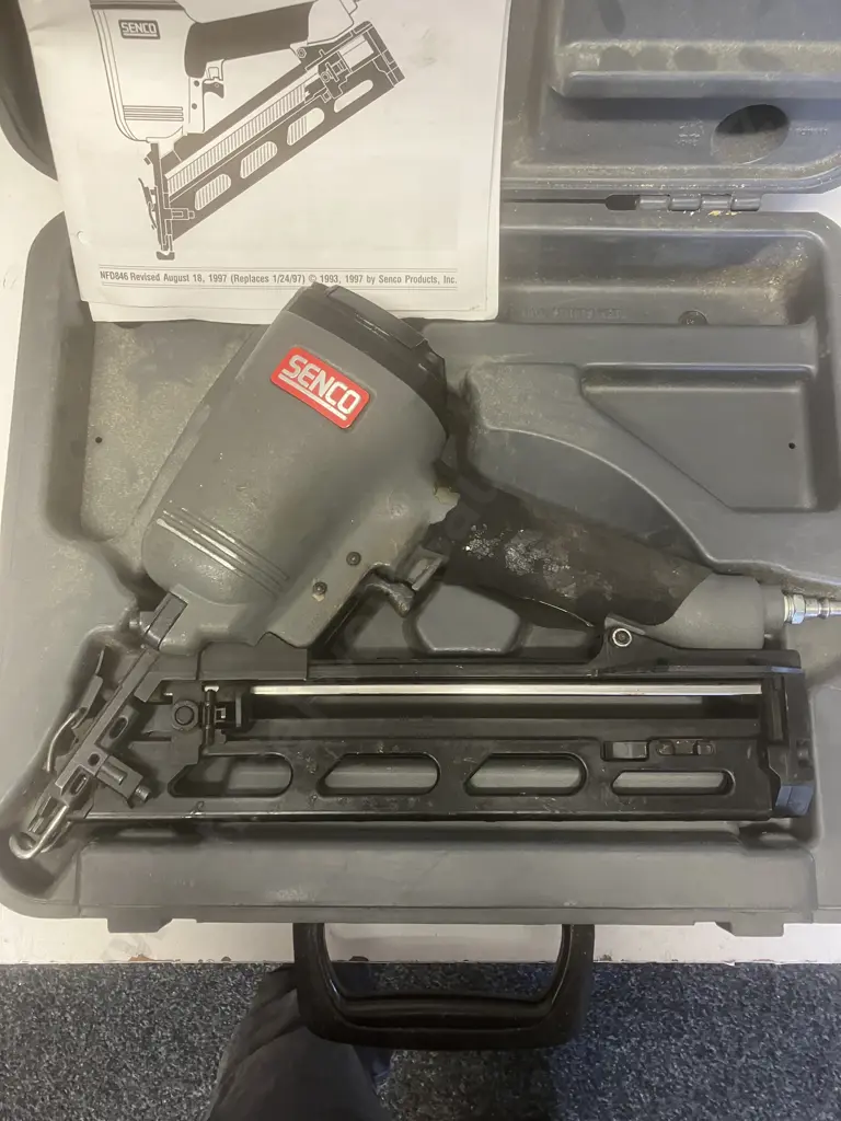 SENCO SFN40 15 Gauge Angled Finish Nailer, Air Operated In Case With Manual Image 1++