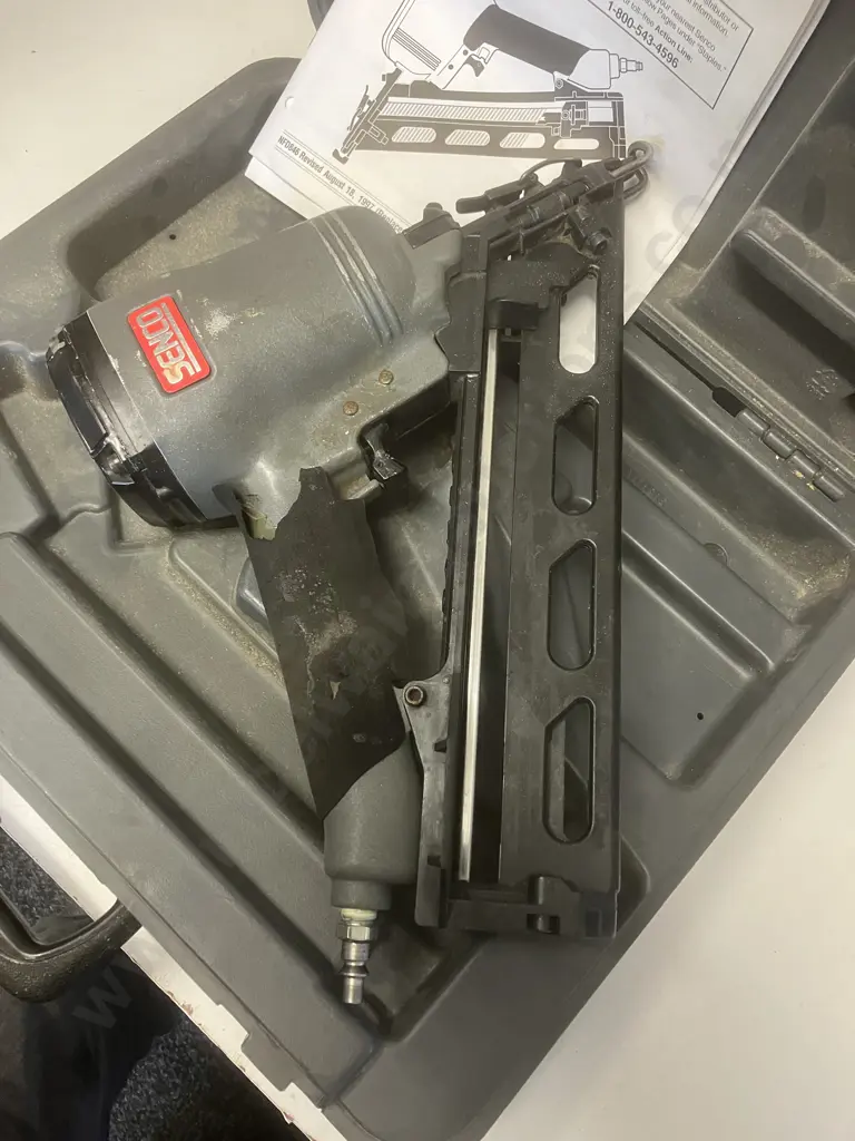 SENCO SFN40 15 Gauge Angled Finish Nailer, Air Operated In Case With Manual Image 1++