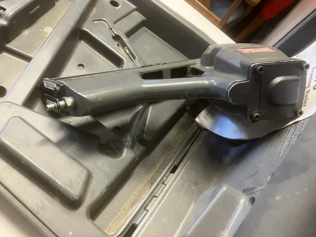SENCO SN70 Clipped Head Framing Nailer, Air Operated In Case With Manual Image 1++