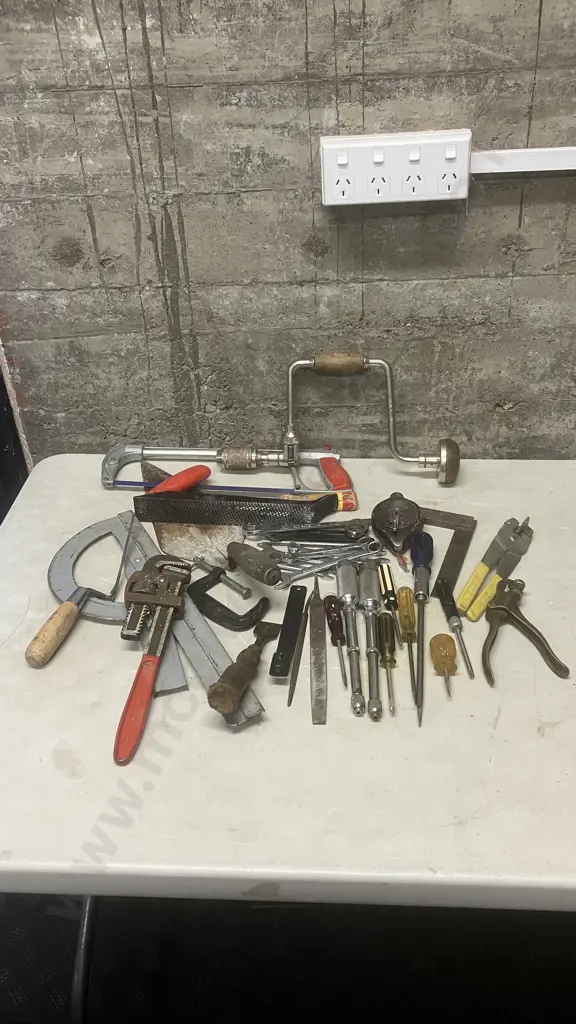 Box lot Assorted Tools Image 1++