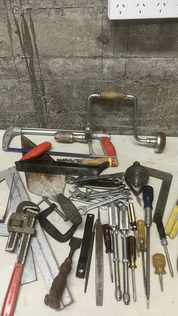Box lot Assorted Tools Image 1++