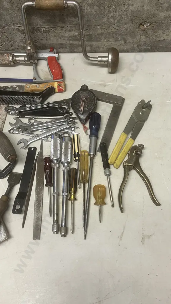 Box lot Assorted Tools Image 1++