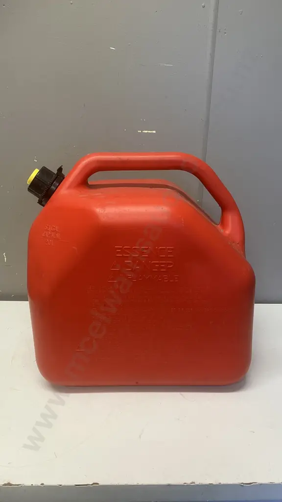 20 Litre Red Plastic Fuel Container Image 1++