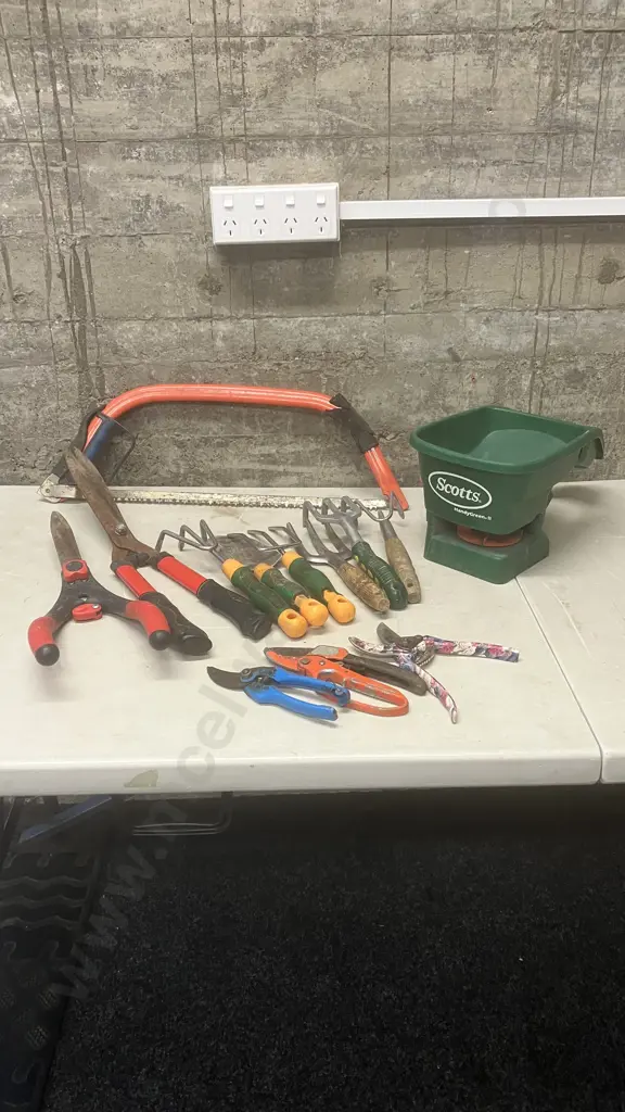 Scotts HandyGreen ll & Assorted Gardening Tools Image 1++