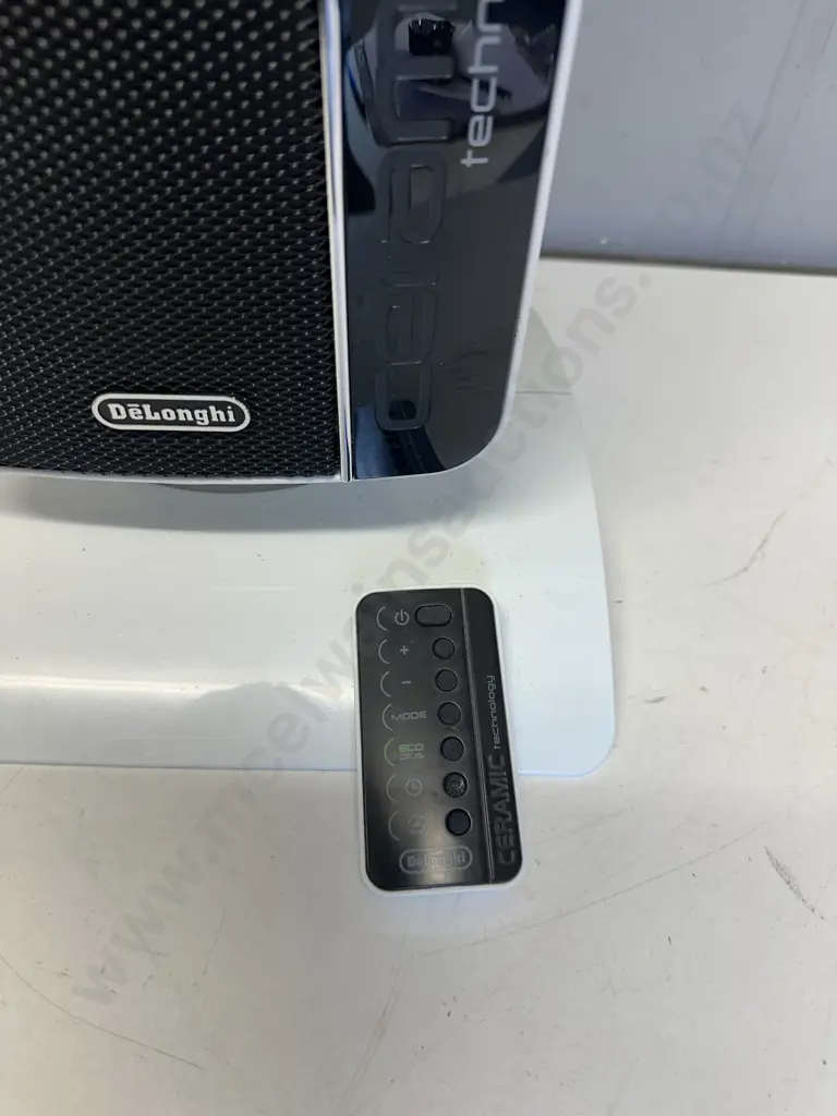 Delonghi Ceramic Technology Silent Tower Heater With Remote Image 1++