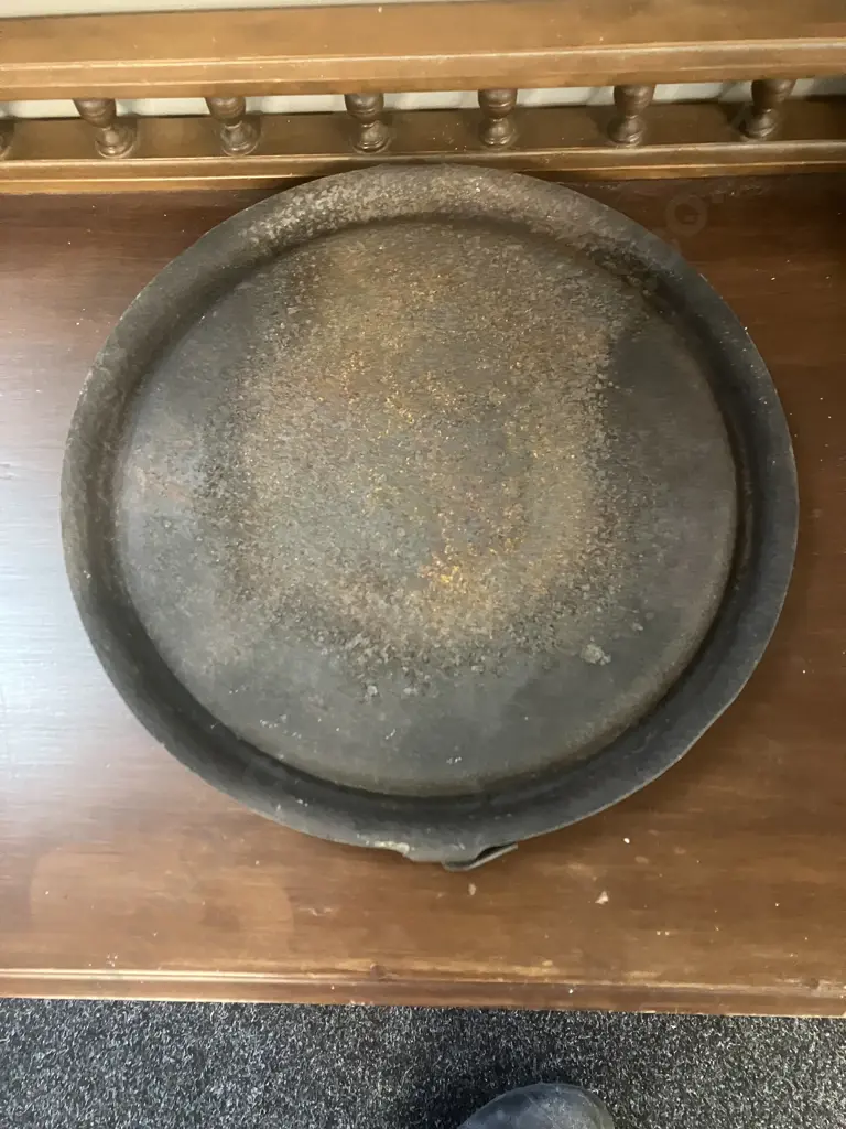 Vintage Items - Cast Iron Round Griddle, Dia 33.5cm, Raised Rim & Bail Handle And Aluminum Frypan Image 1++