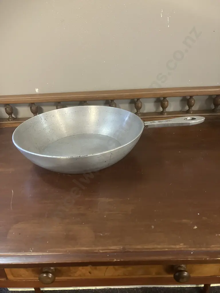 Vintage Items - Cast Iron Round Griddle, Dia 33.5cm, Raised Rim & Bail Handle And Aluminum Frypan Image 1++