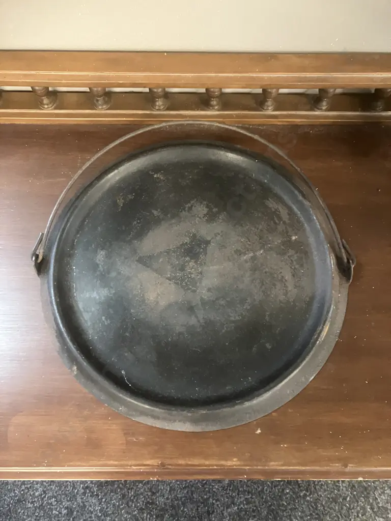 Vintage Items - Cast Iron Round Griddle, Dia 33.5cm, Raised Rim & Bail Handle And Aluminum Frypan Image 1++