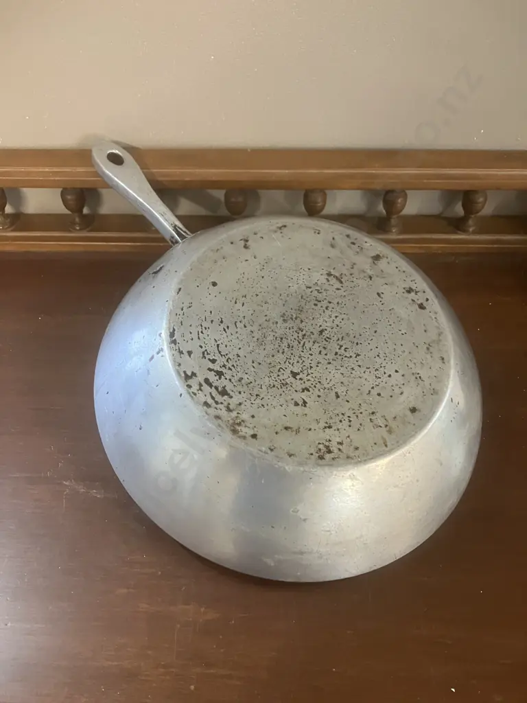 Vintage Items - Cast Iron Round Griddle, Dia 33.5cm, Raised Rim & Bail Handle And Aluminum Frypan Image 1++