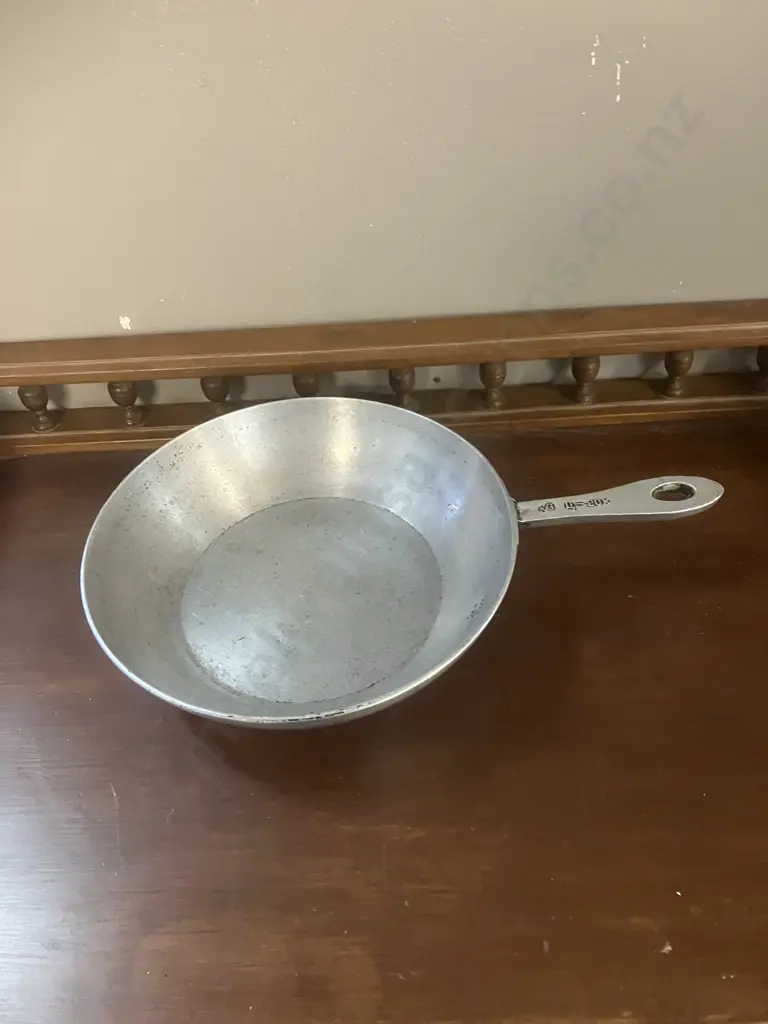 Vintage Items - Cast Iron Round Griddle, Dia 33.5cm, Raised Rim & Bail Handle And Aluminum Frypan Image 1++